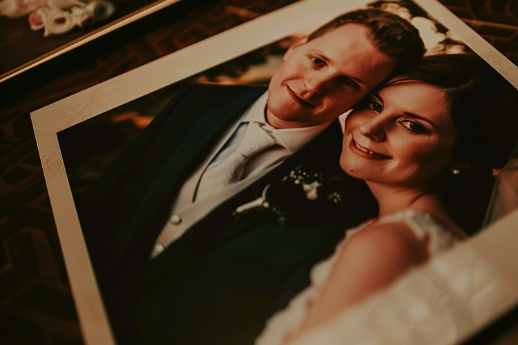 Wyjątkowe chwile, wyjątkowe ramki: pamiątki ślubne ze zdjęciem na szkle akrylowym